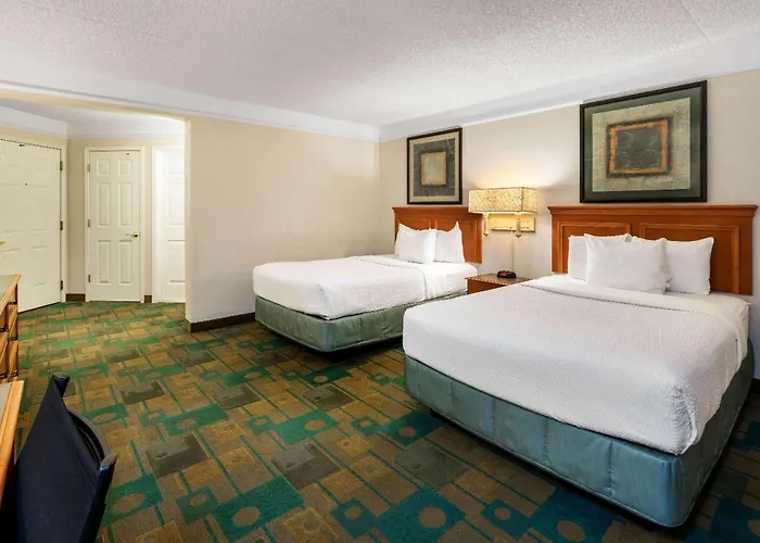 Hotel La Quinta By Wyndham Phoenix West 3*
