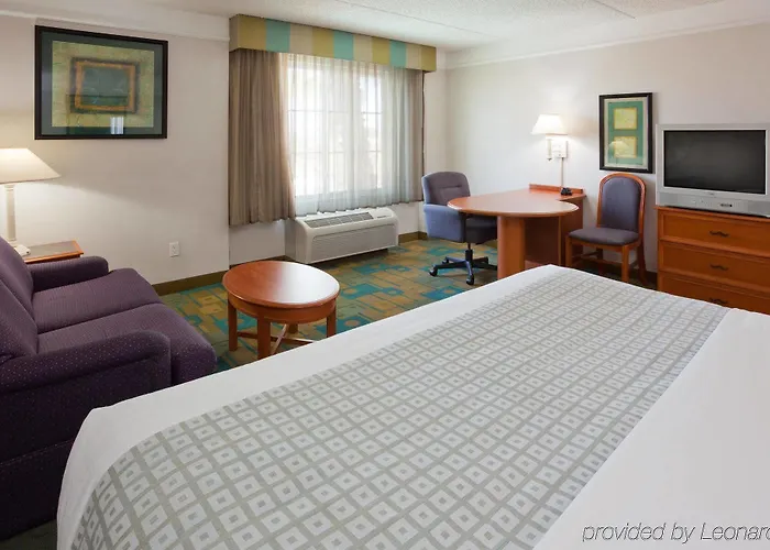 Hotel La Quinta By Wyndham Phoenix West 3*